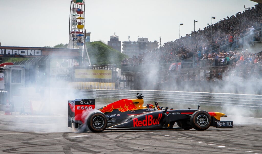 Max Verstappen met zijn Formule1 wagen op het circuit van Zandvoort. 