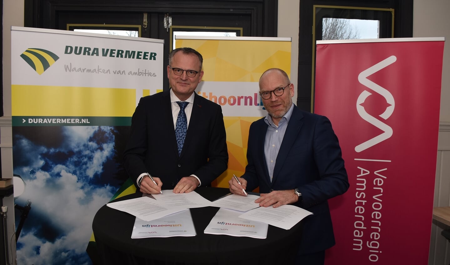 Gerard Slegers (Vervoerregio Amsterdam) en Jil Ligterink (Dura Vermeer) ondertekenen het contract.