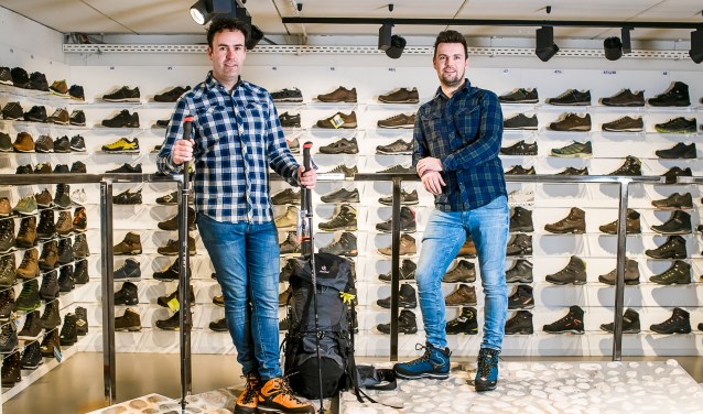 Ard (links) en Renke ten Hoor bij een deel van de wandelschoenencollectie.