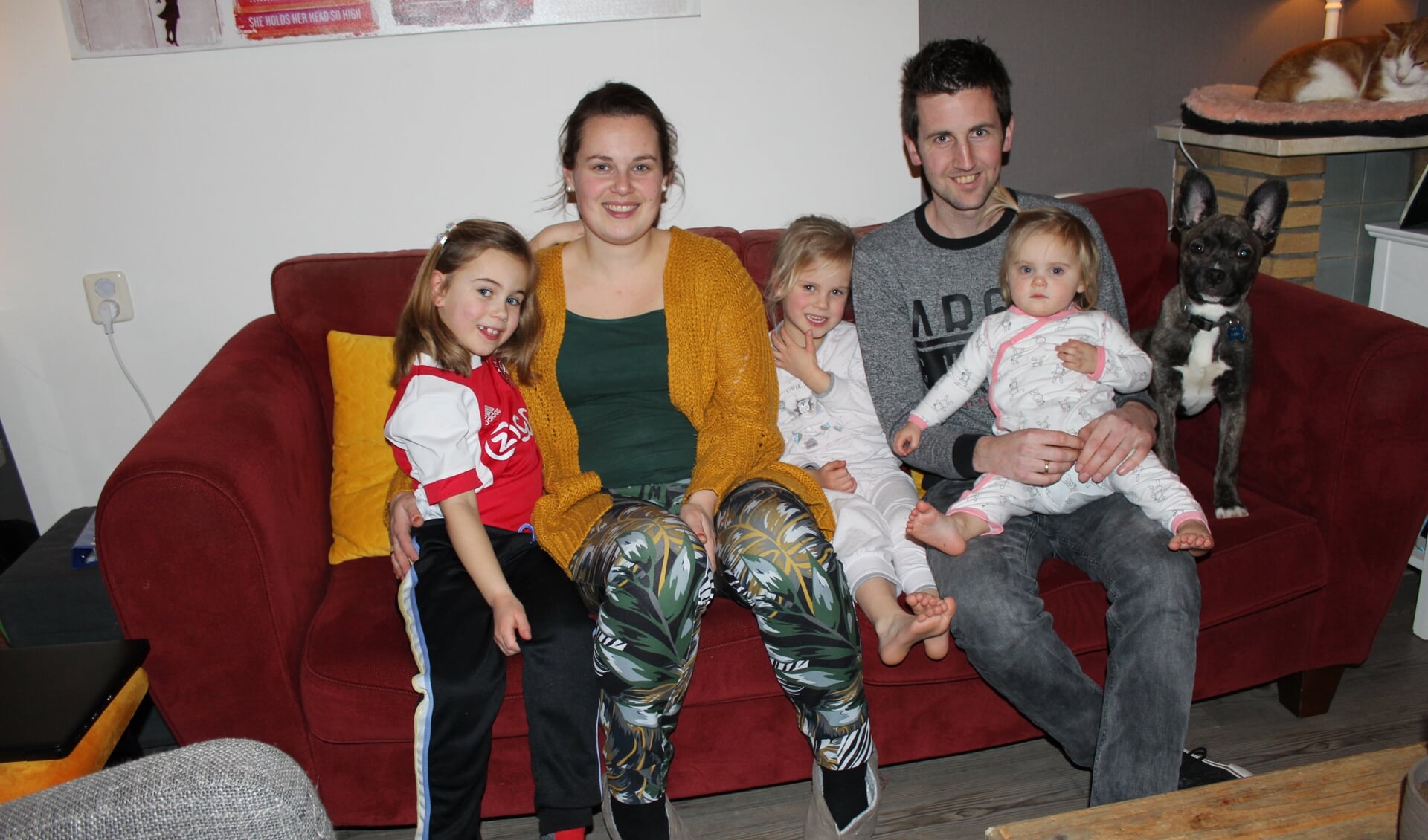 Wieneke en Jos met hun kinderen Britte, Lana en Lieke op de bank van hun huurwoning.