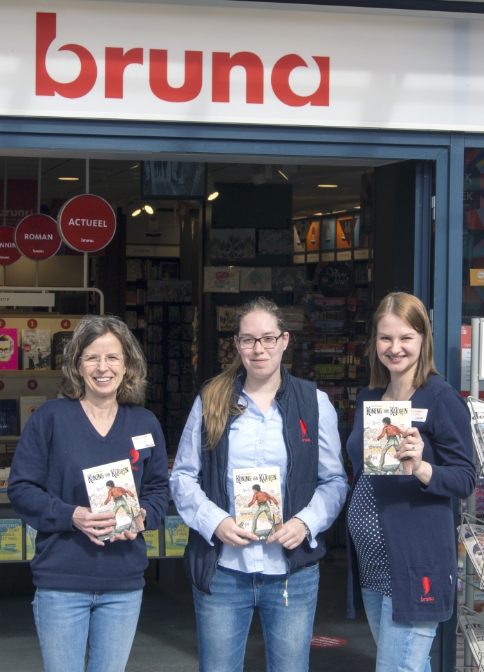 Drie medewerksters van Bruna met het boek van Terlouw.