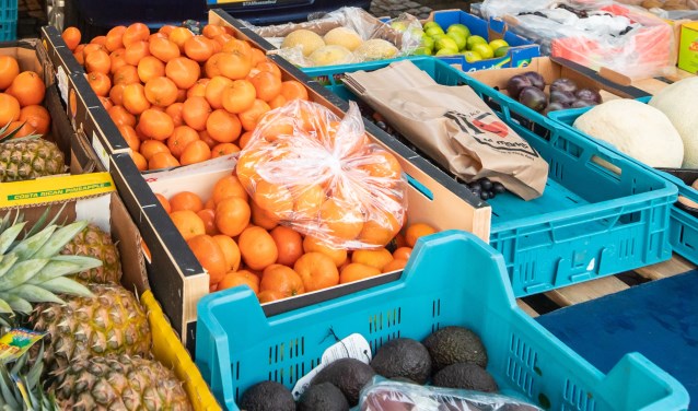 Marktverkopers helpen automobiliste in nood…..De Nijkerkse groente verkoopster Marijke Brals keek vanochtend vroeg raar op toen ze op de Baarnse markt arriveerdeHaar marktkraam stond opgesteld over een geparkeerde auto heen.Op de Baarnse Brink geld vanaf maandagavond een parkeerverbod met een wegsle