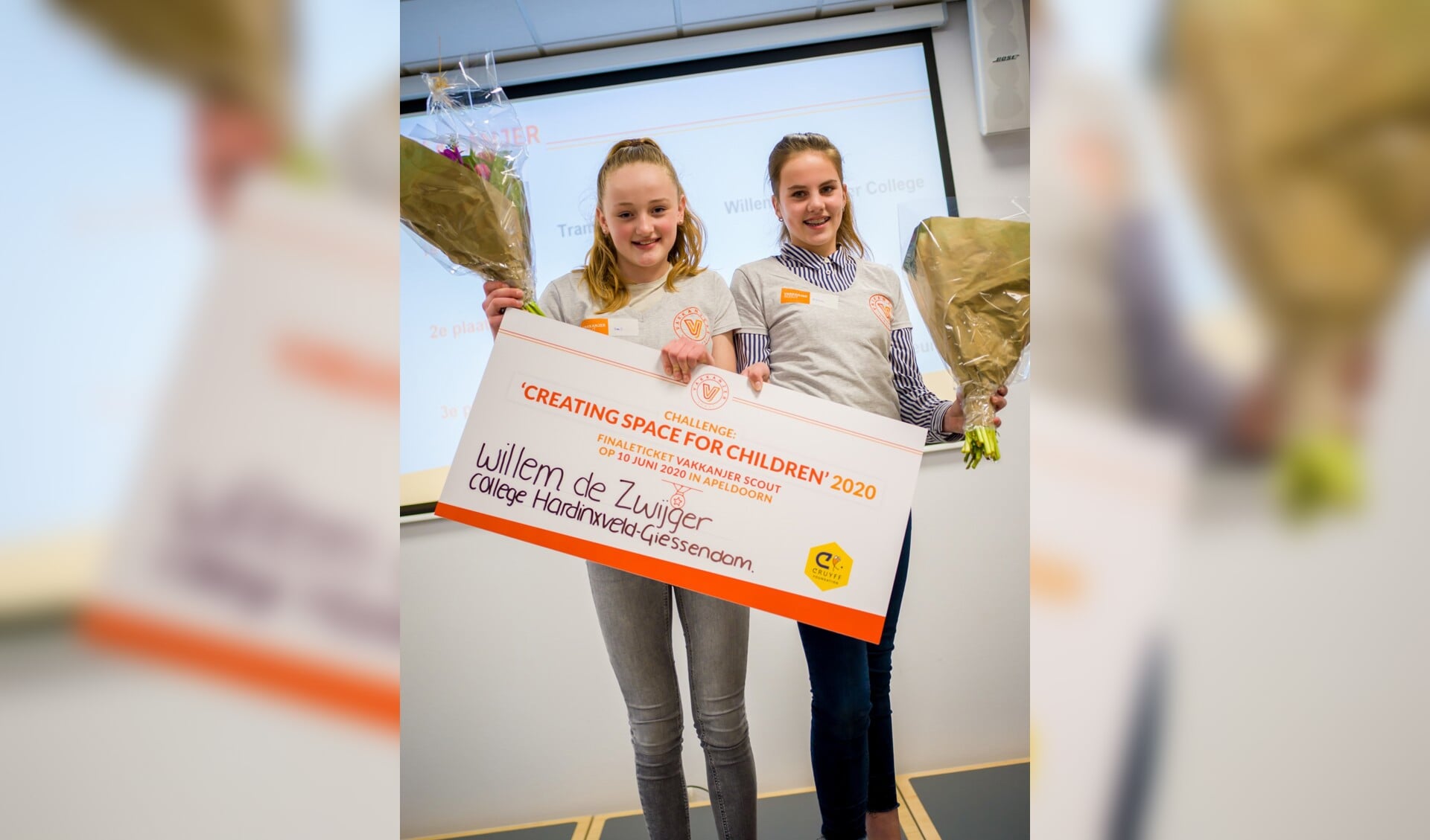 De prijsuitreiking van de halve finale op 11 maart te Rotterdam – het winnende team van het Willem de Zwijger College uit Hardinxveld - Giessendam.