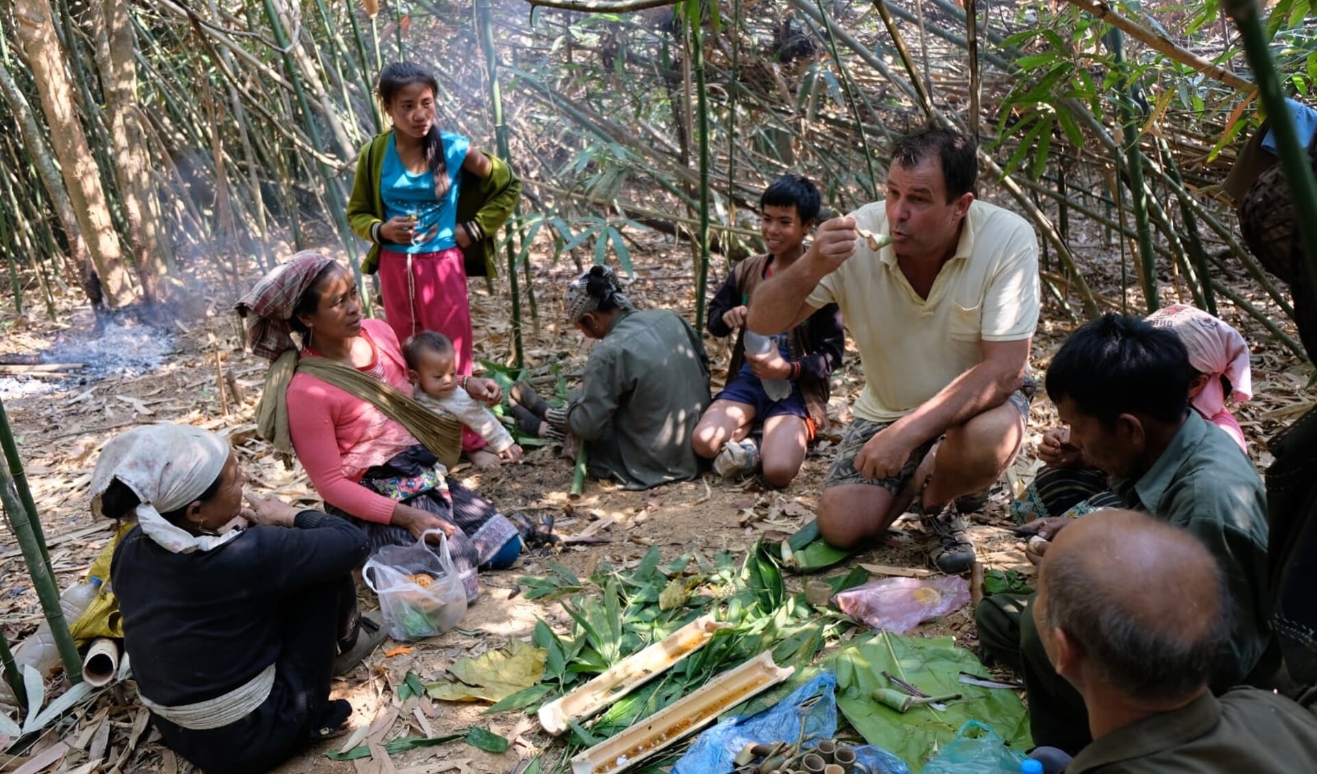 Jan Dirk Zonnenberg probeert bamboescheuten van de barbecue, in Laos.