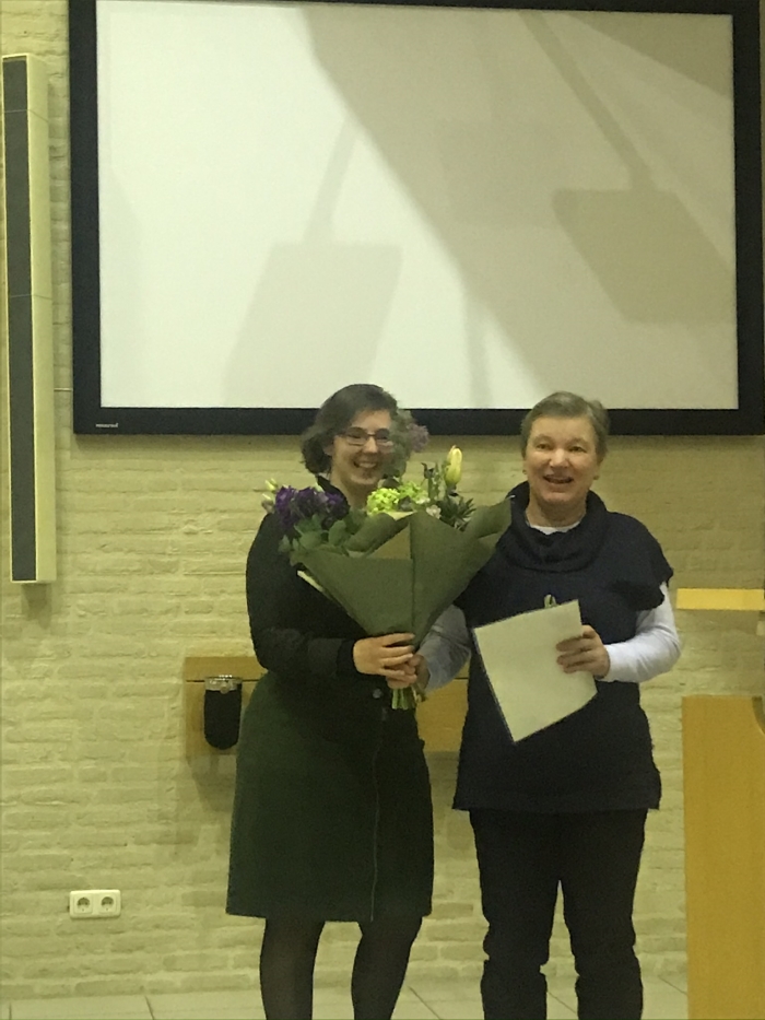 Links Anja van Elp namens Npv nijkerk rechts Carolien Kraan