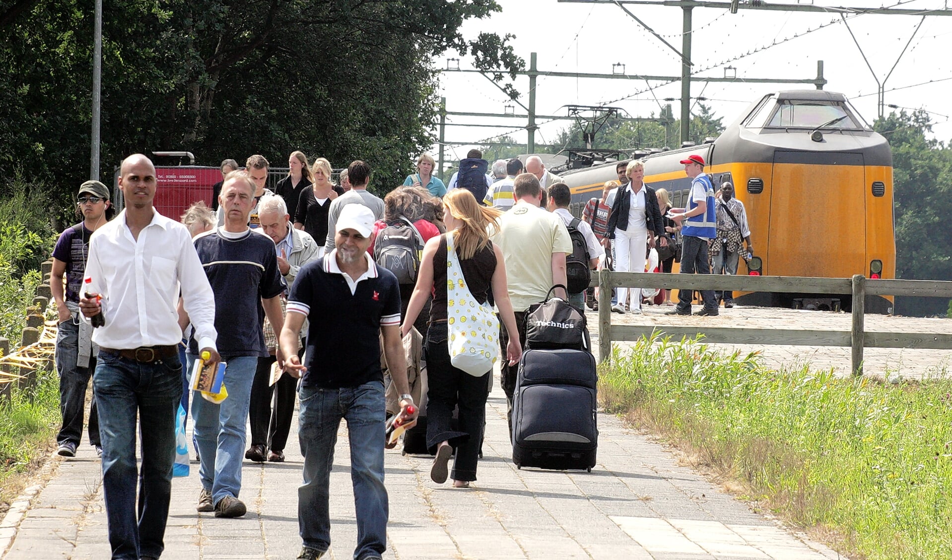 Archieffoto uit 2008: Een intercity moest noodgedwongen een stop maken bij Station Stroe. Destijds lag het perron er nog.