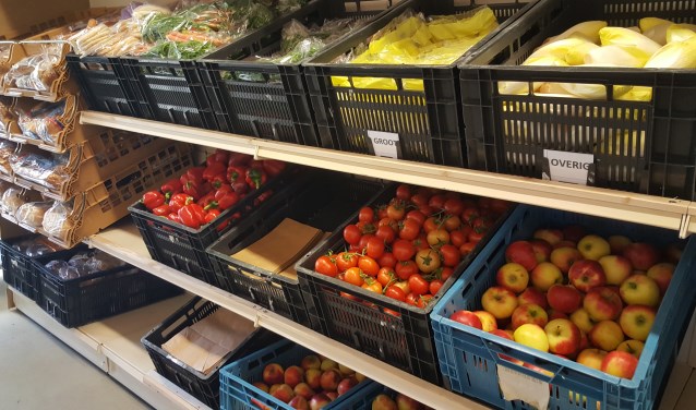 Producten in de schappen bij de voedselbank (Archieffoto).