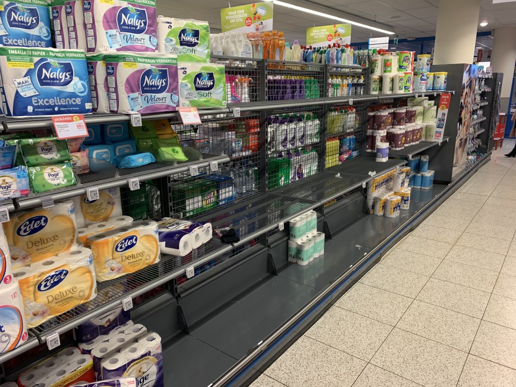 Lege schappen in supermarkt Hoogvliet.