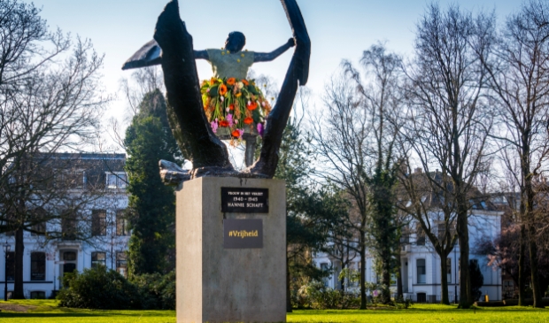 <p>Standbeeld Hannie Schaft in het Kenaupark, Haarlem</p>