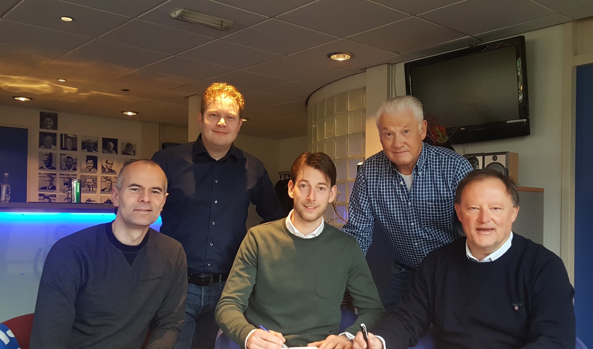 Frank Bruijnis en Arjan Hoeffnagel tekenen onder toeziend oog van de bestuursleden Peter van Loon, Ron van der Plaats en Michiel Heijmans. 