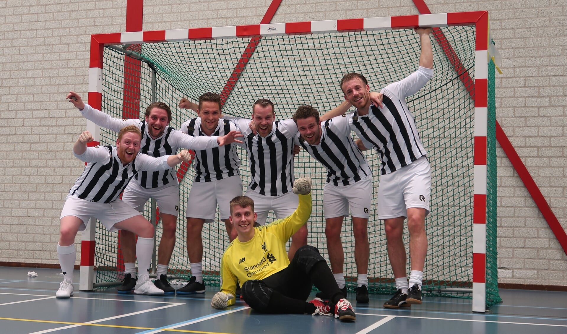 Zaalvoetbalteam Bourgondische Goal Diggers is kampioen. Van links naar rechts: Jelle den Toom, Kevin den Toom, Patrick van Zuijdam, Bryant Smit (keeper), Jeroen Aantjes, Niels Meerkerk en Wesley Meijwaard.