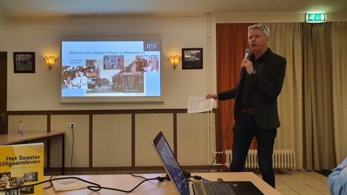 Aan de hand van foto's en filmpjes vertelde Peter Beijer over de historie van het uitgaan in Soest