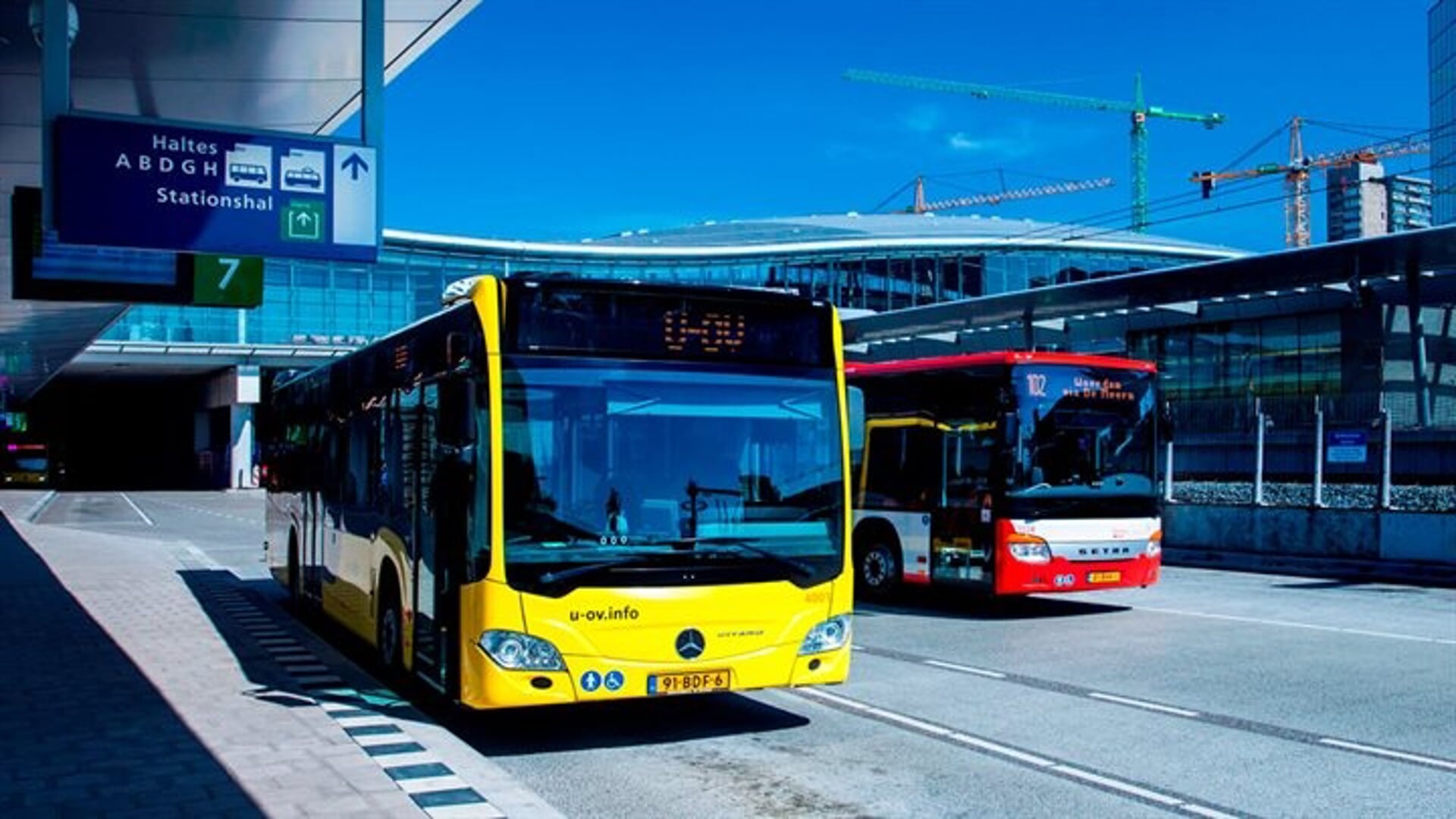 De bussen van UOV en Syntus op Utrecht CS.