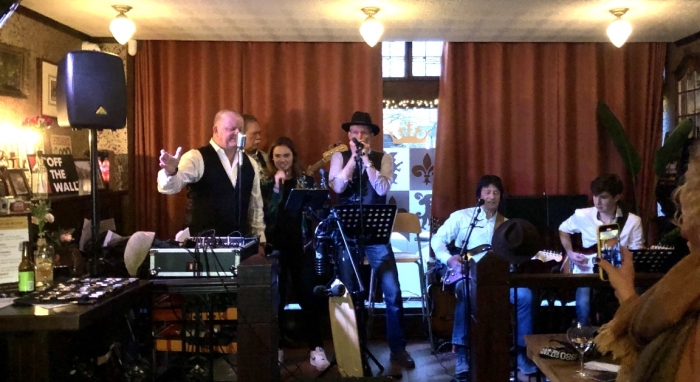 vlnr: Hans van den Bosch, Dick van Ginkel, Roosmarie Beenhackker, Peter van den Brink, Louis Drabe, Adriaan Janssen. Niet op de foto Floriaan de Beer