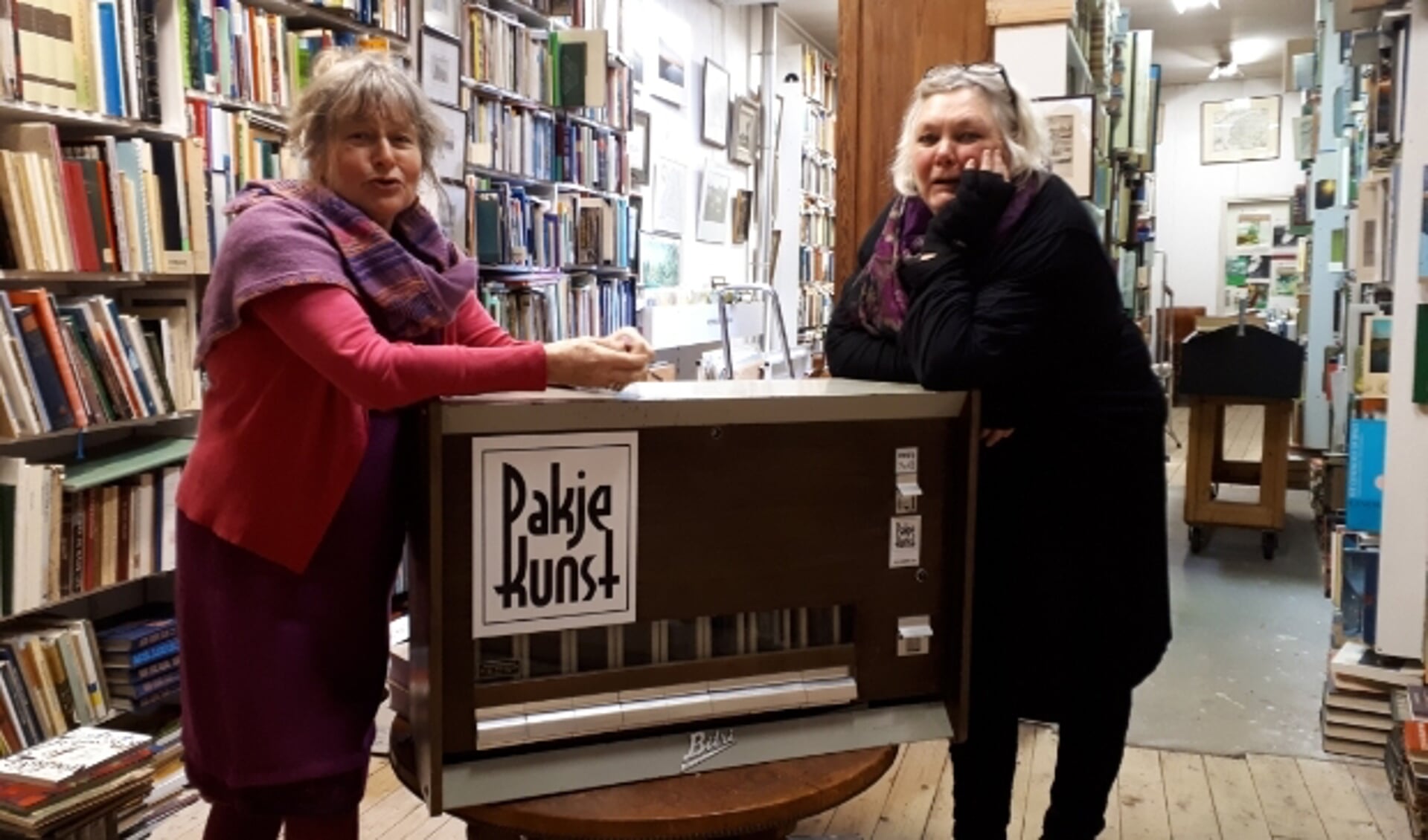 Birgit Pedersen (links) en Anne-Marike Bouw met hun Pakje Kunst-automaat.