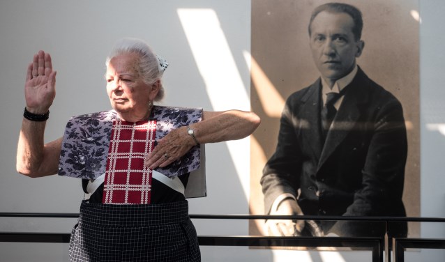 Spakenburgse Diva Hendrikje met een portretfoto Piet Mondriaan in Mondriaanhuis.
