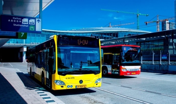 De bussen van UOV en Syntus op Utrecht CS