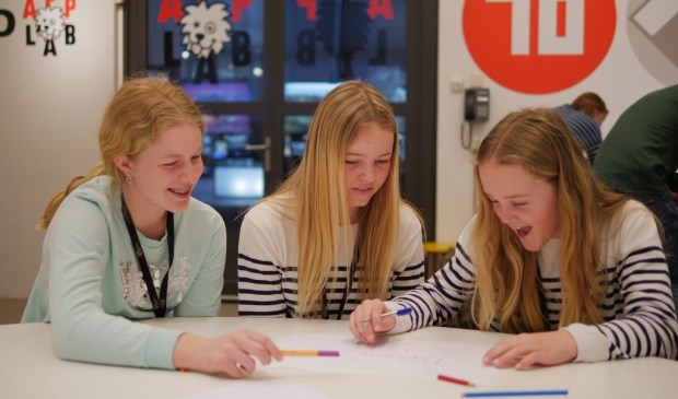 Kinderen zijn druk in gesprek tijdens de Kinderklimaattop in Den Haag in 2019.