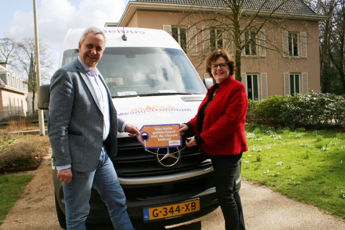 Annelies Barendregt, coördinator van de belbusorganisatie en wethouder Hans Waaldijk