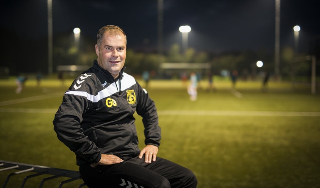 Trainer Gerwin Dekker heeft zijn contract met VV Barneveld met één seizoen verlengd