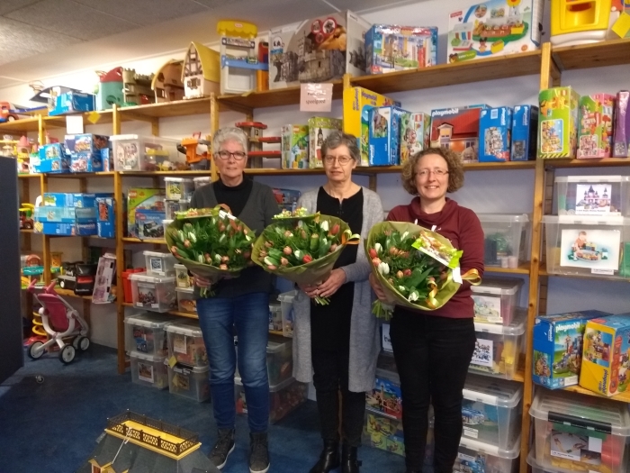 Grietje, Karin en Anja met bloemen en kadobon voor hun jubileum.