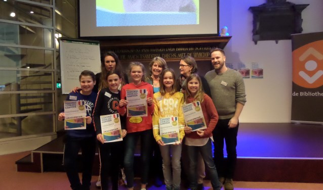 Winnares Helena Mulder, helemaal aan de rechterkant, gaat door naar de provinciale ronde van de Read2Me! voorleeswedstrijd.
