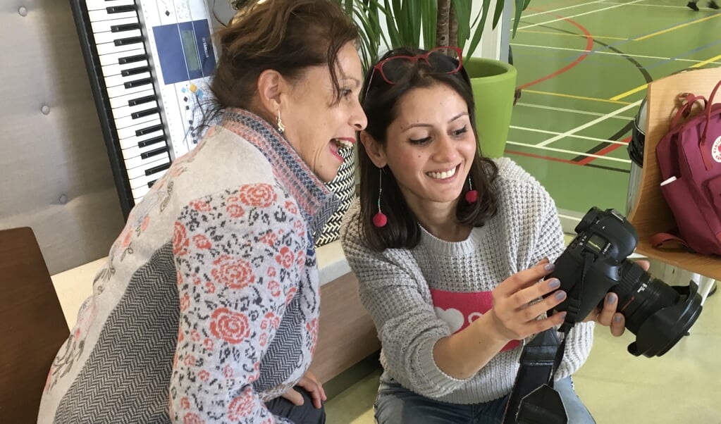 Het liefst fotografeert Shourbaji (r.) mensen en evenementen; ze geniet van de interactie. 