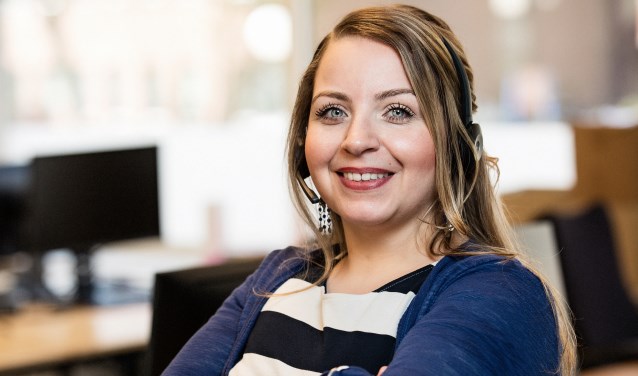 Sevda Ermen staat namens Malkander telefonisch de mensen te woord. ,,Momenteel veel vragen over corona."