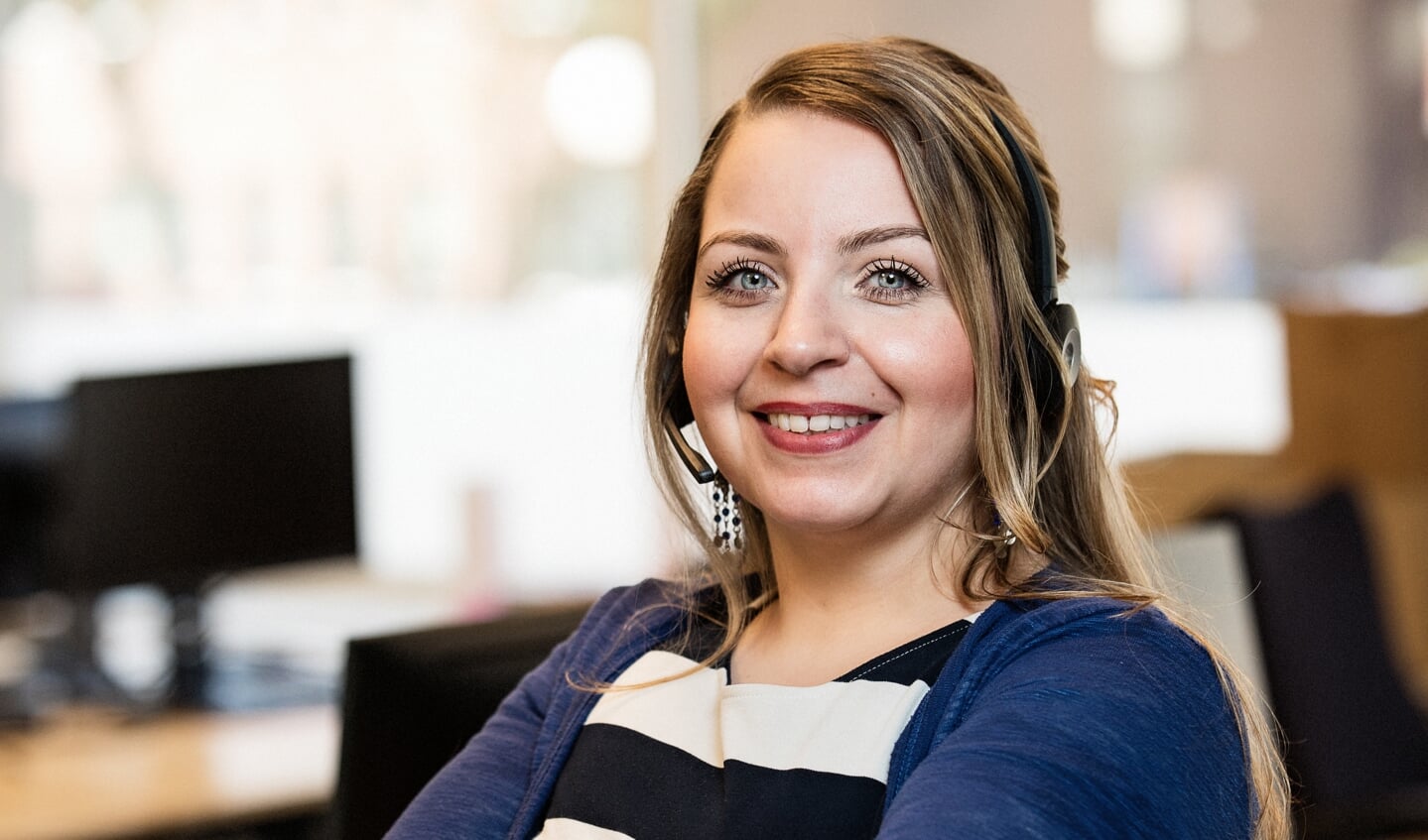 Sevda Ermen staat namens Malkander telefonisch de mensen te woord. ,,Momenteel veel vragen over corona.
