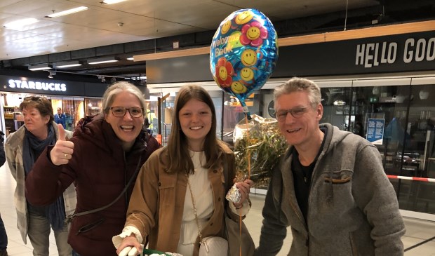 Josephine werd op Schiphol door verwelkomd door haar ouders die ook dagen in spanning hadden gezeten.
