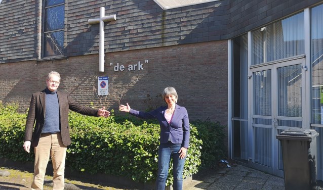 Beide Amerongse dominees houden anderhalve meter, of twee armen, afstand en dat is niet wat ze gewend zijn.