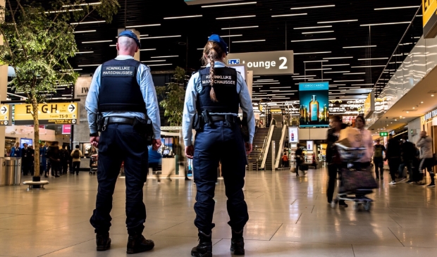 Beveiligers van de marechaussee op Schiphol.