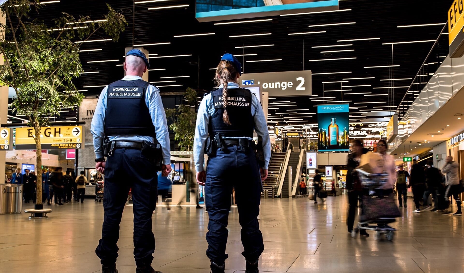 Beveiligers van de marechaussee op Schiphol.
