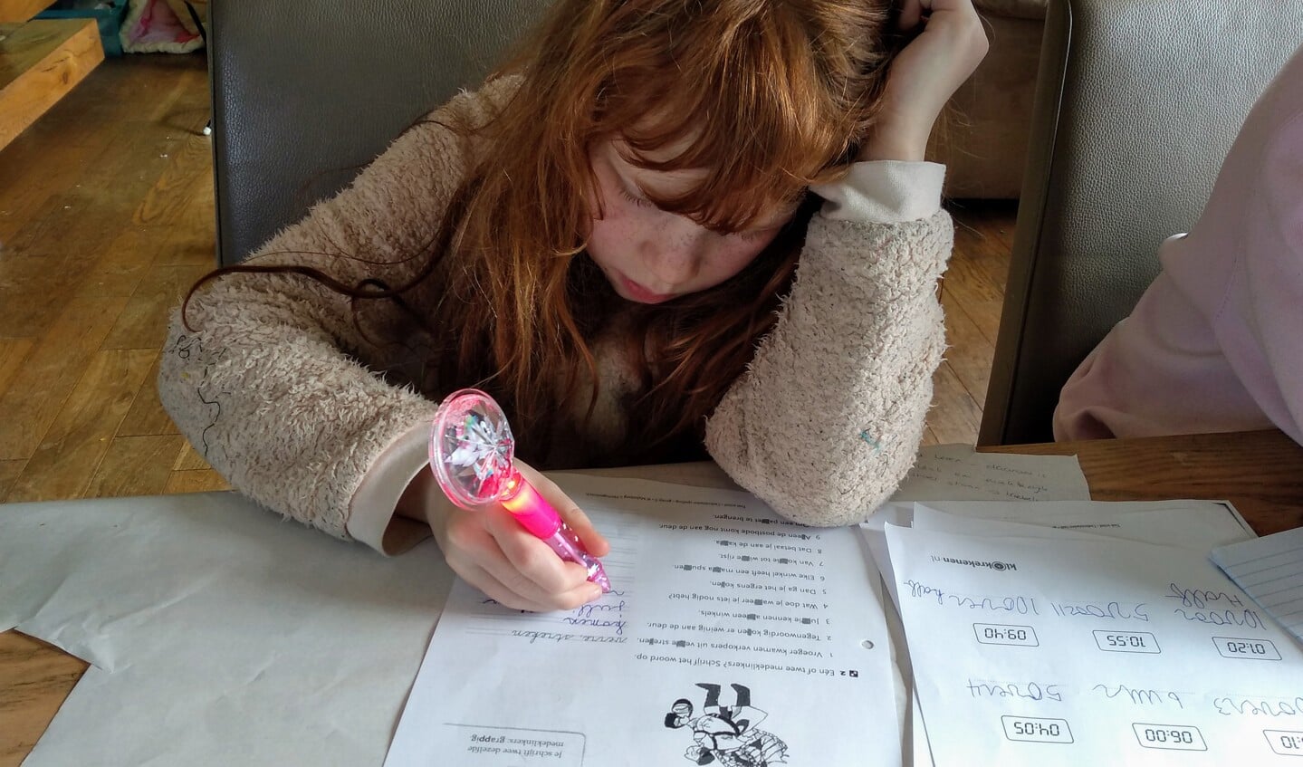 Welke twee medeklinkers ontbreken in de zin ‘Hij rijdt op zijn bro. . er’.