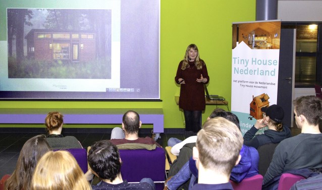 ‘Tiny house pionier’ Marjolein Jonker verzorgde dinsdagavond een lezing in de Barneveldse bibliotheek.
