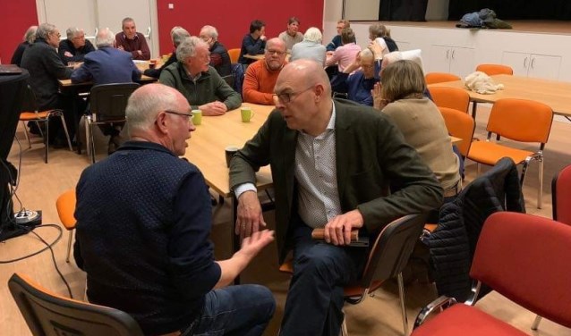 Wethouder Gerrit Boonzaaijer toont zich een geïnteresseerde gesprekspartner.