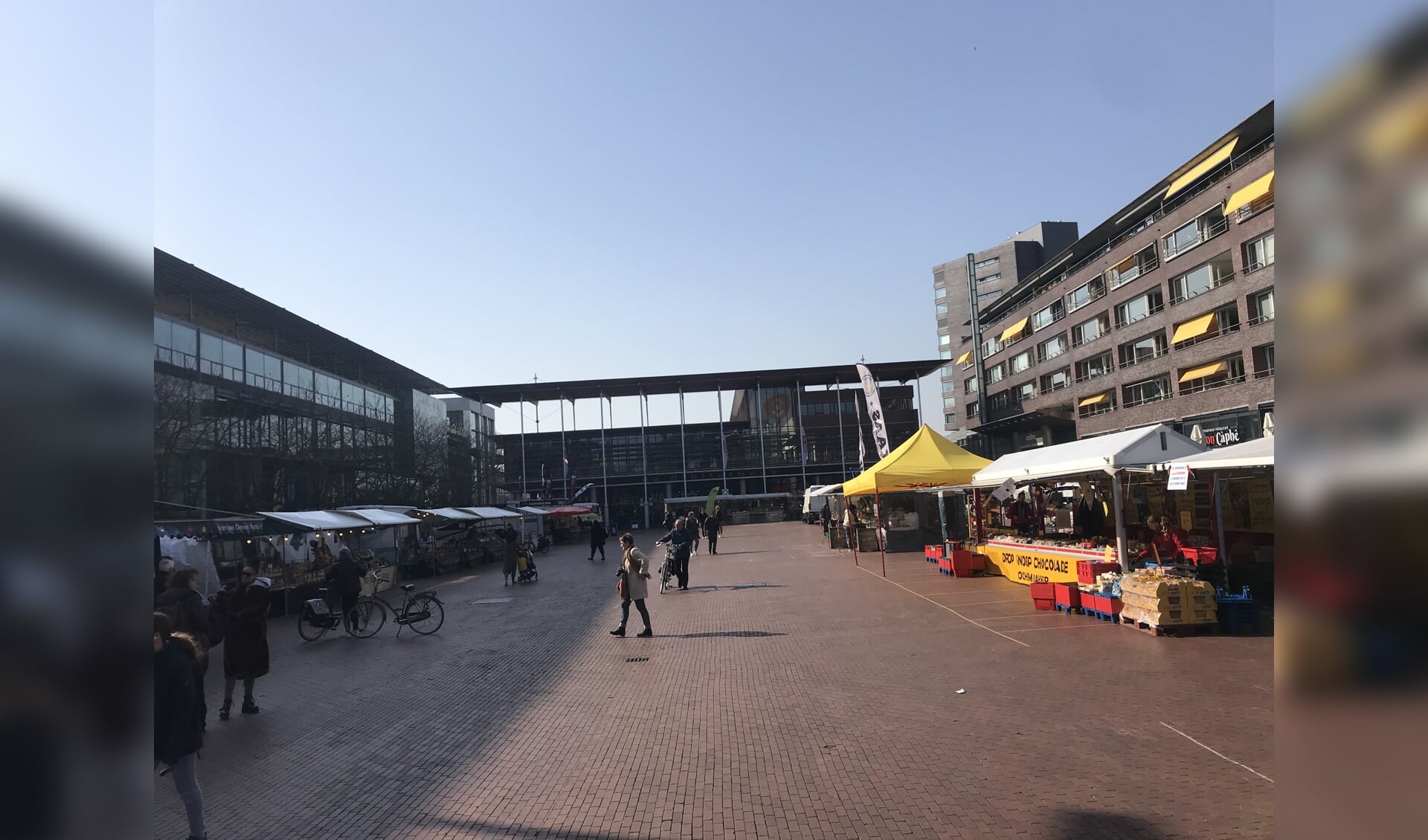 De weekmarkt op het Stadsplein heeft een ruime opzet gekregen met alleen voedselkramen.