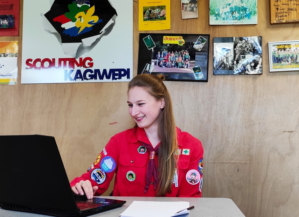 Vrijwilliger Scouting, Achter laptop, in thema van Digitale Activiteiten