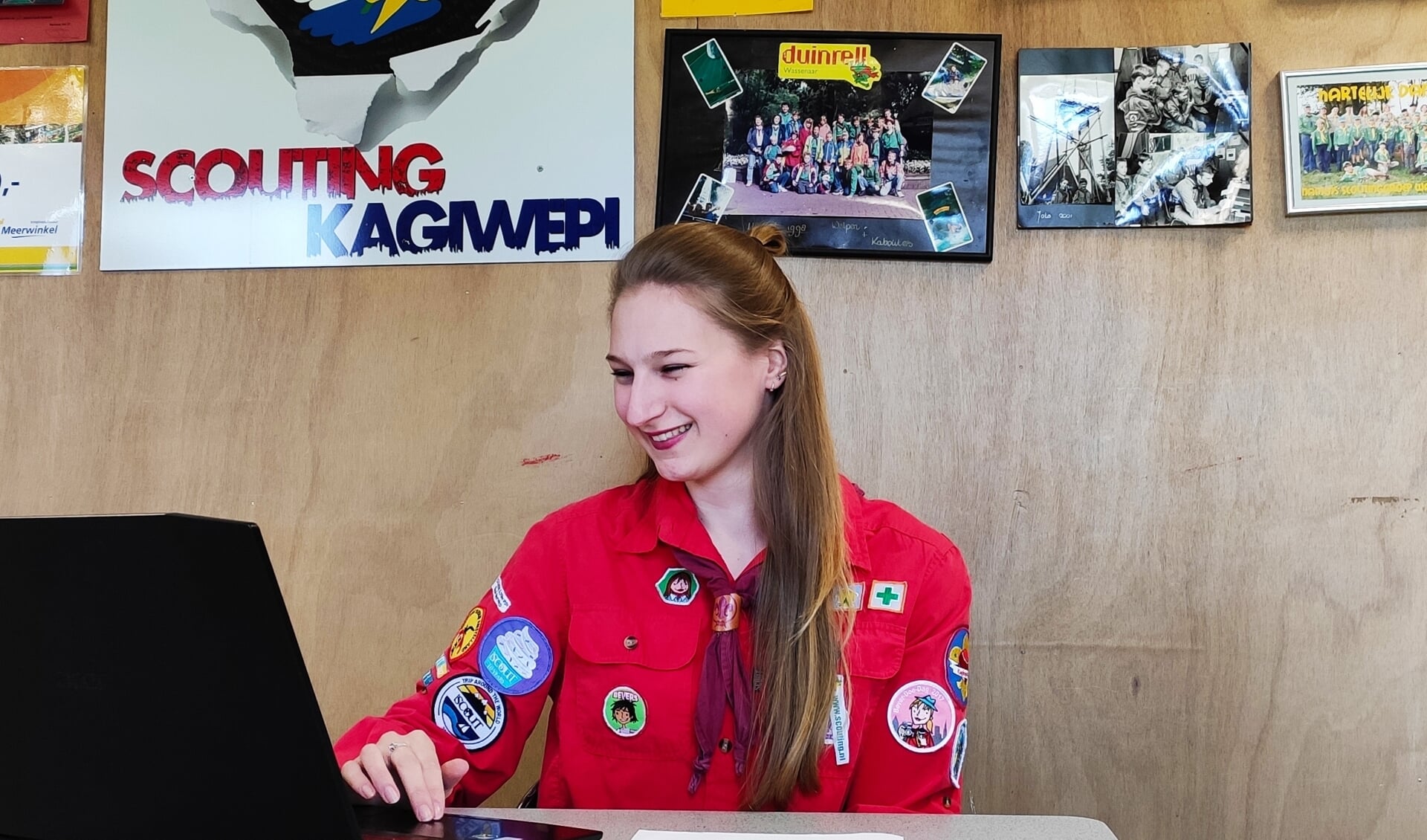 Vrijwilliger Scouting, Achter laptop, in thema van Digitale Activiteiten