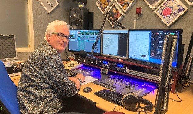 Kees Veerling in de radiostudio van BaarnFM.