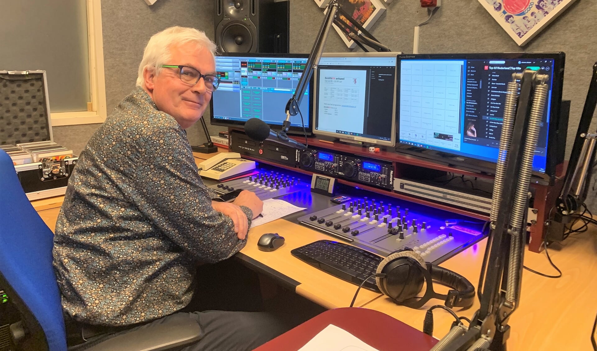 Kees Veerling in de radiostudio van BaarnFM.