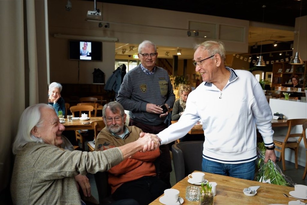Co Michielse (met witte trui) was ruim twintig jaar het gezicht van de UVV Klussendienst.