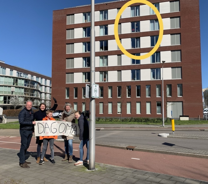 Zwaaien naar oma in het Zonnehuis