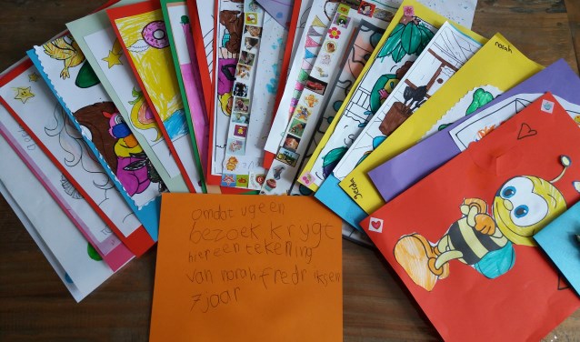 De tekeningen voor bewoners op Elim die gemaakt werden door de kinderen van Gerda Fredriksen.