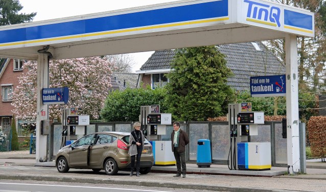 Wout Karelse en Joke van den Essenburg bij de pal bij woonhuizen gesitueerde TinQ benzinepompen.