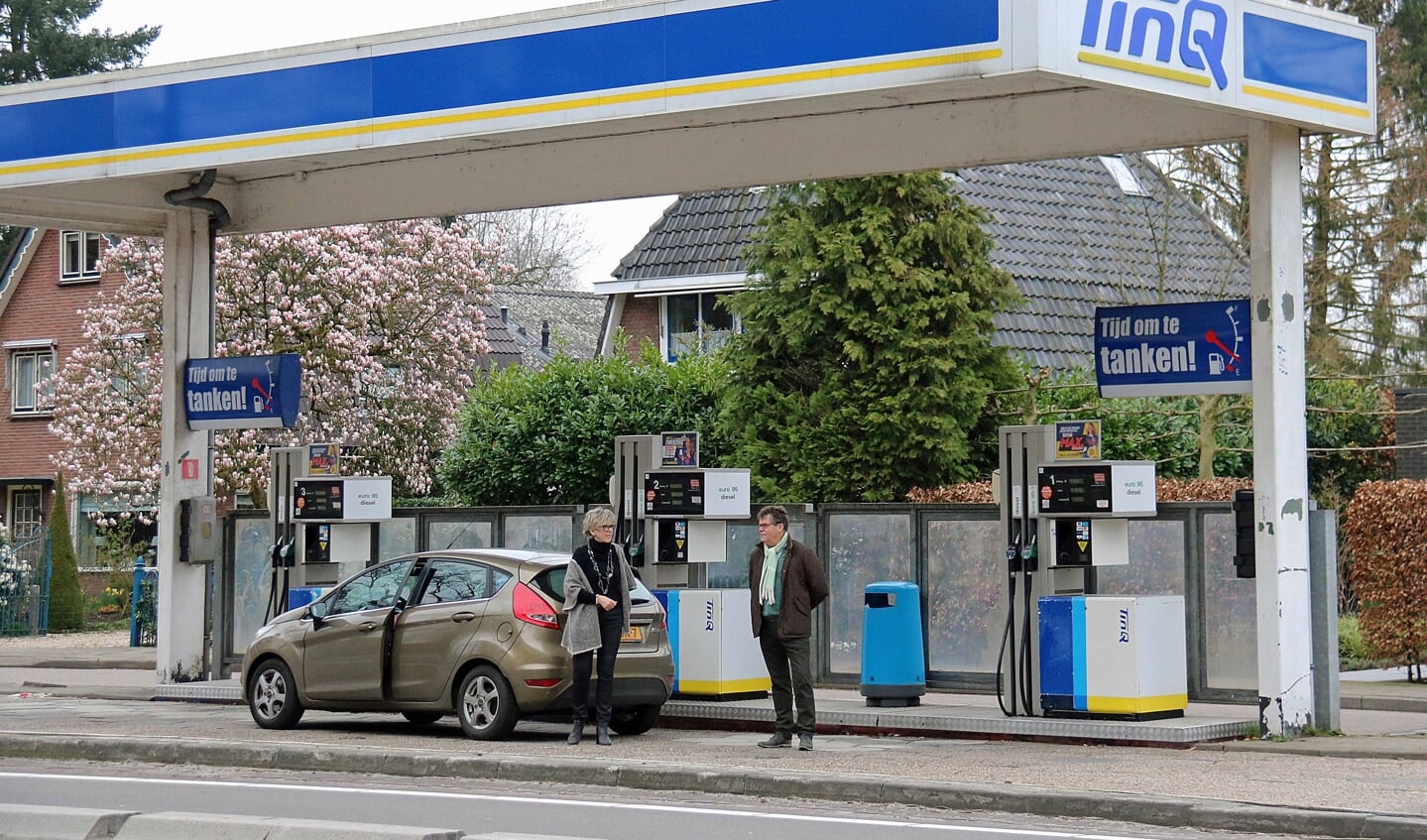 Wout Karelse en Joke van den Essenburg bij de pal bij woonhuizen gesitueerde TinQ benzinepompen.