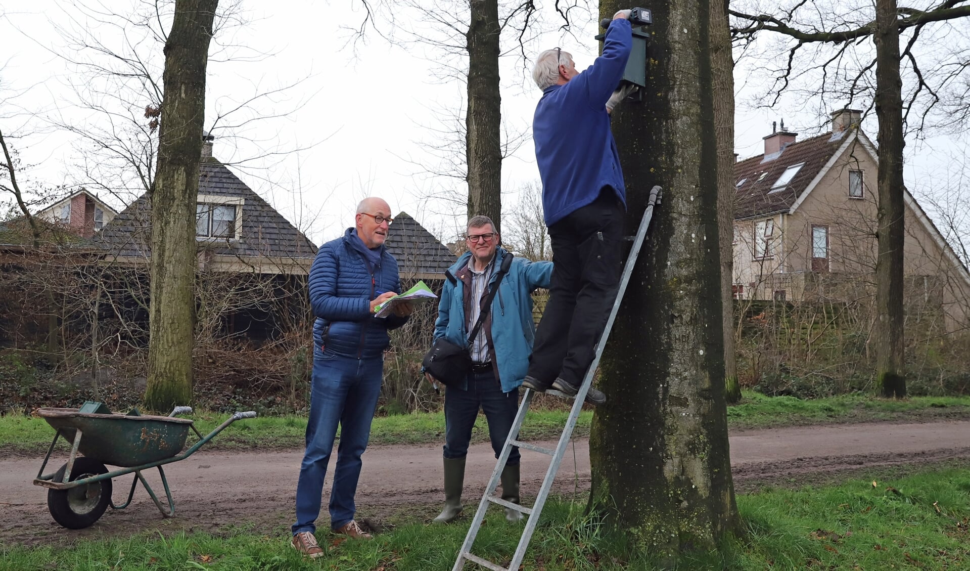 Raadslid Kees Eskes, Rob van de Bor en Helmert van Voorthuizen hangen een nestkastje op aan het Dickerijsterlaantje.