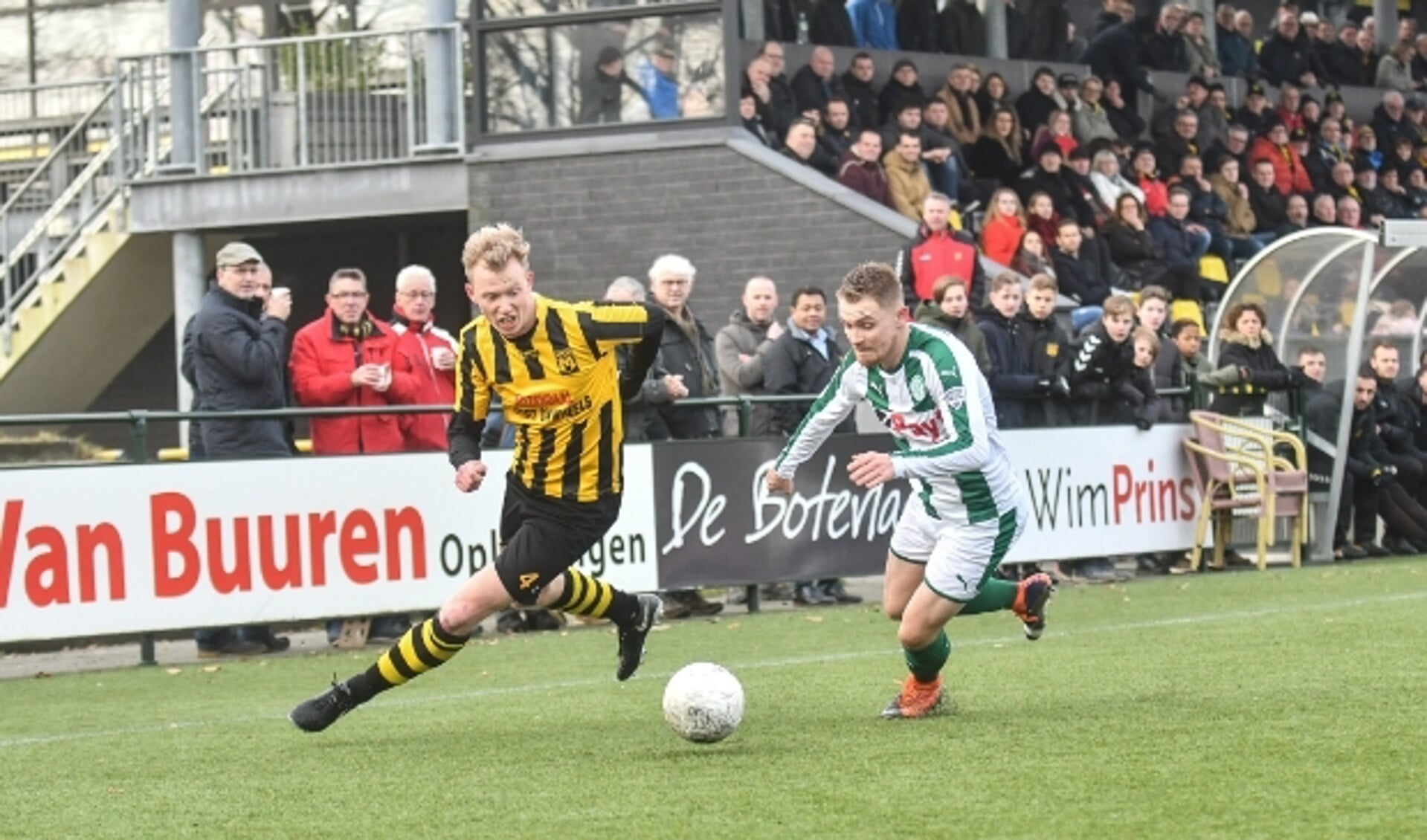 Jorran van Santen namens DVS'33 in actie tegen de beloften van FC Groningen, de club waar hij zelf ook een seizoen voor uitkwam.