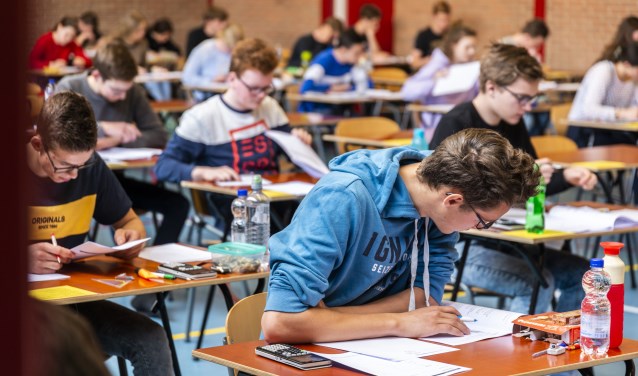 Schoolexamens niet in drie grote zalen, maar in bijna dertig lokalen.