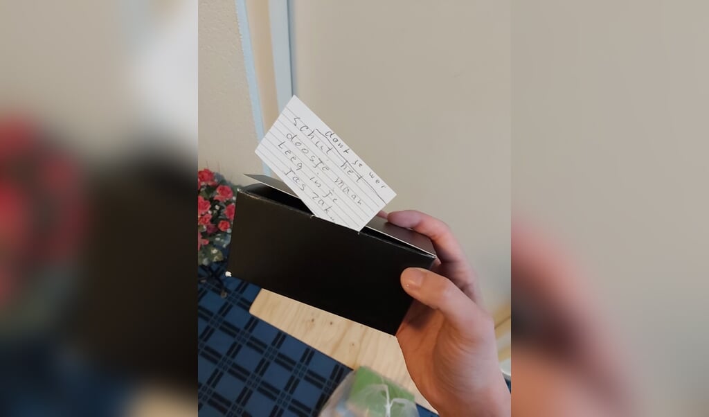 Een slechtziende vrouw bedankt de 19-jarige studente voor haar hulp door middel van een briefje en paaseitjes. 
